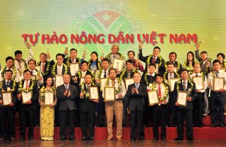 Chủ tịch Quốc hội Nguyễn Sinh Hùng dự Lễ tôn vinh Nông dân Việt Nam xuất sắc năm 2015